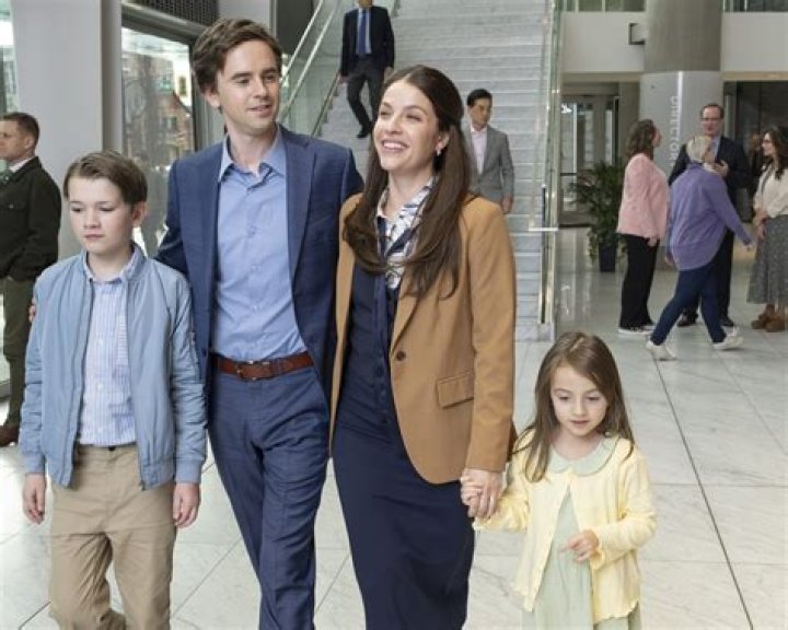 Who does Jasper end up with in The 100?