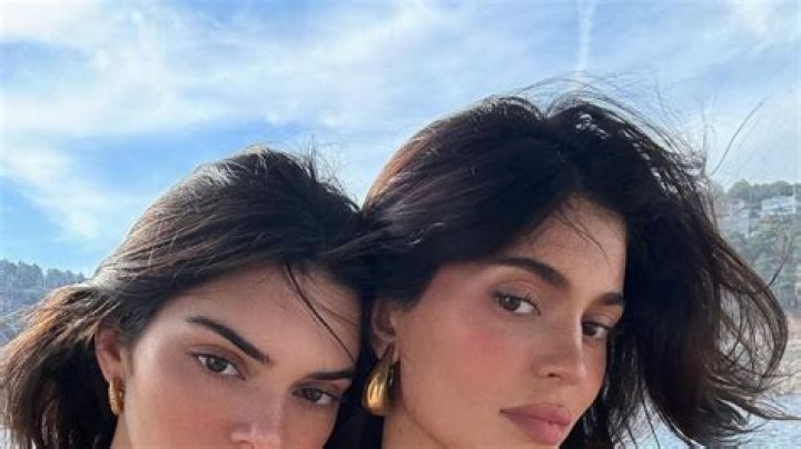 Who is elder Kylie or Kendall?