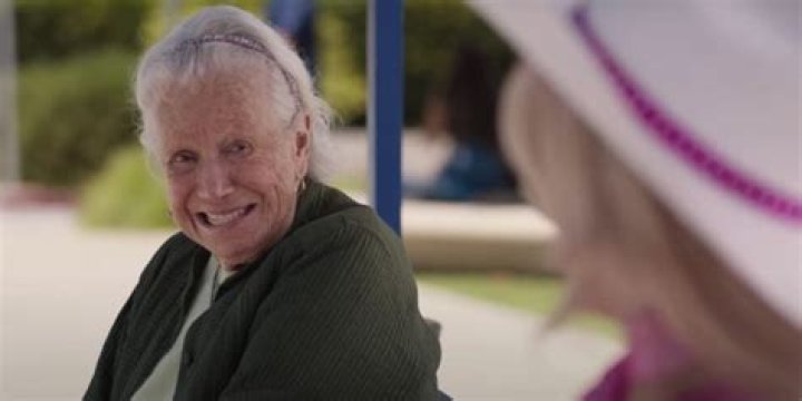 Who is the old woman Yennefer sees?