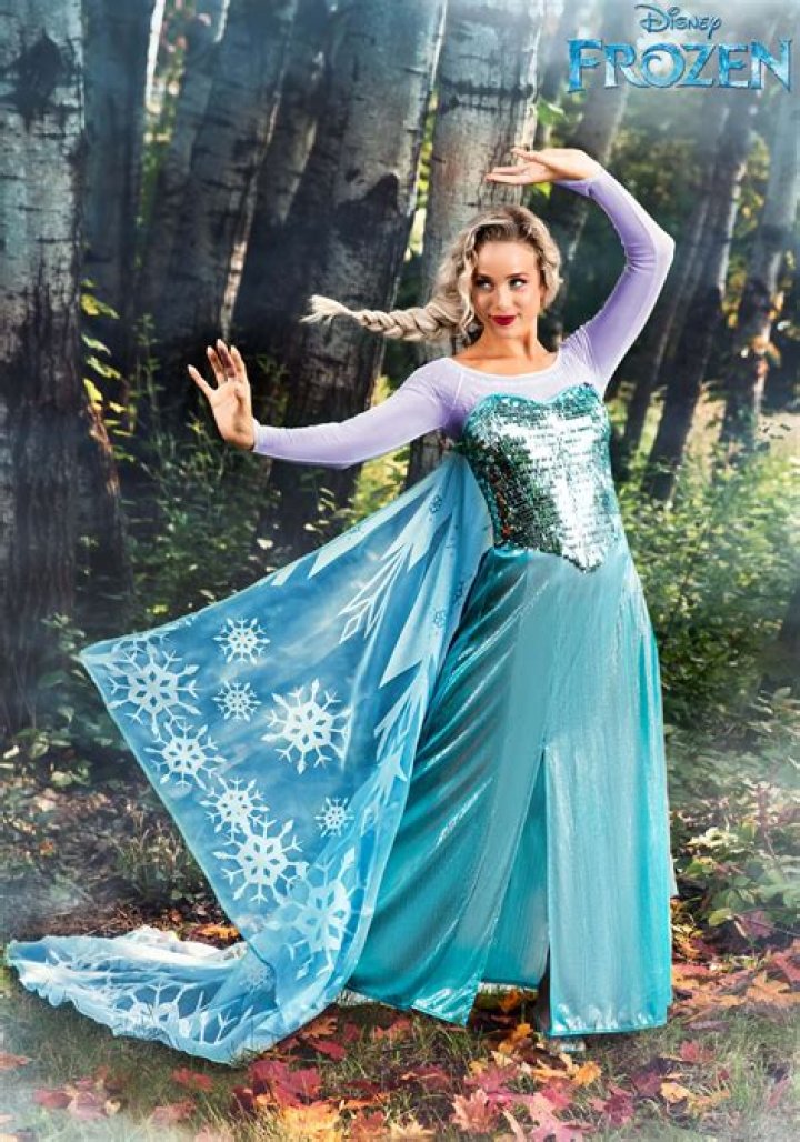 Who played adult Elsa in frozen?