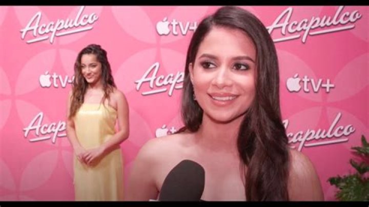 Who plays Julia in Acapulco?