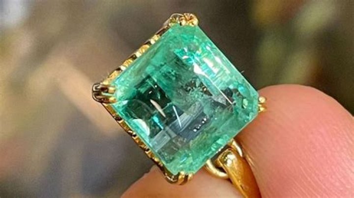 Who should wear emerald ring?