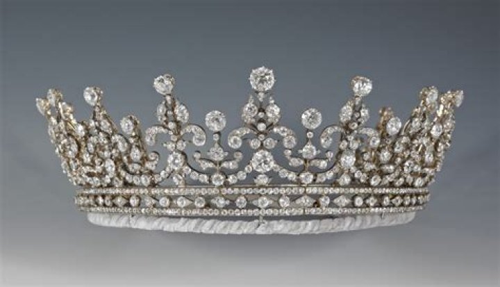 Who wore the fringe tiara?