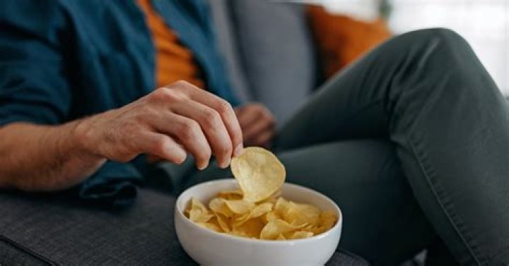 Why am I hungry at night but not in the morning?