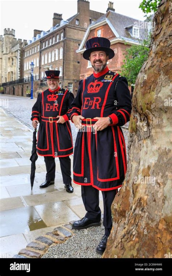 Why are Beefeaters hats so big?