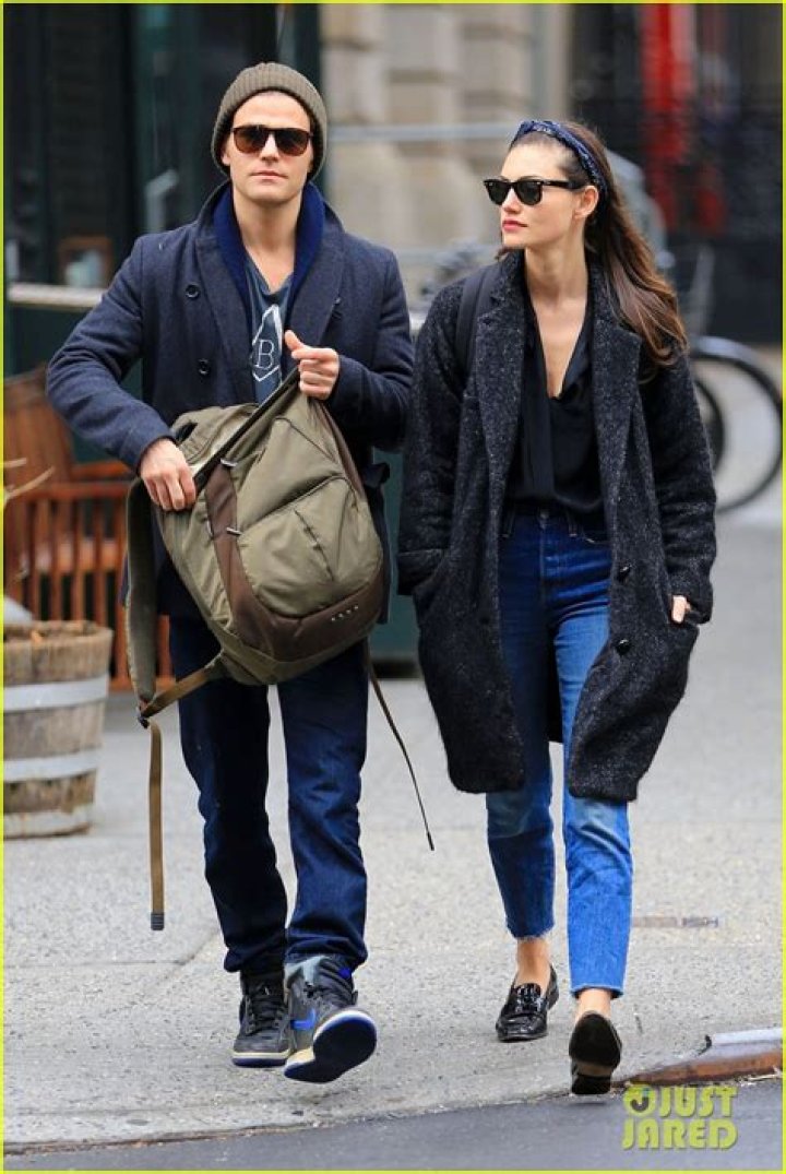 Why did Phoebe Tonkin leave originals?