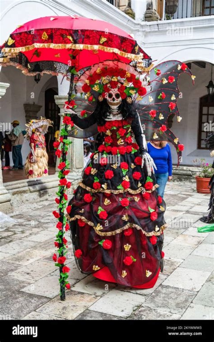 Why do people dress up as La Catrina?