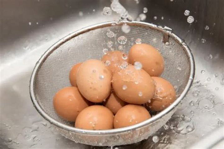 Why do people not wash eggs?