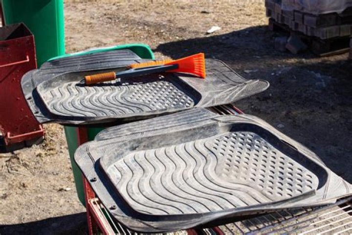 Will carb cleaner damage rubber?