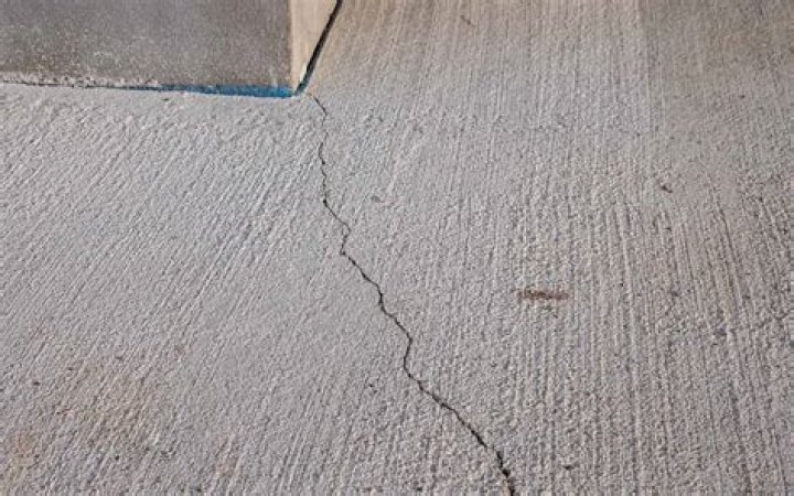 Will concrete crack with heat?